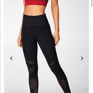 2 LEGGINGS SMALL SIZES WORTH OVER 150$